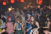 Auf der Tanzfläche waren die freien Plätze in der Turnhalle Dorf sowohl am Freitag als auch am Samstag rar. (Bild: Beat Lanzendorfer)