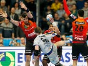 Handball bietet immer wieder tolle Kampfszenen (Bild: KEYSTONE/EPA/RONALD WITTEK)