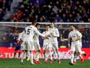 Abklatschen statt jubeln: Gareth Bale (Mitte) nach seinem Penalty zum Sieg von Real (Bild: KEYSTONE/EPA EFE/MIGUEL ANGEL POLO)