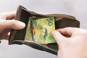 Beim Spenden mit Bargeld ist besondere Vorsicht geboten. (Bild: KEYSTONE/Christian Beutler)