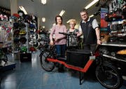 Familienbetrieb in der dritten Generation: Marlise Inderbitzin-Rüegg (links) führt zusammen mit ihrem Bruder Toni Rüegg den Veloladen. Marie-Louise Rüegg hilft gerne mit. (Bild: Stefan Kaiser (Steinhausen, 22. Februar 2019))
