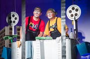 Pascal Furrer und Rolf Uhler putzen das neue Stadthaus. (Bild: Reto Martin)