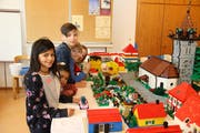 Lengwiler Kinder zeigen stolz, was sie die letzten Tage gebaut haben. (Bild: Hana Mauder Wick)