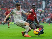 Kein Sieger im Duell zwischen Liverpools James Milner und Manchester Uniteds Paul Pogba (Bild: KEYSTONE/EPA/PETER POWELL)