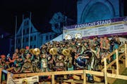 Die Guuggenmusig Ziegelhöttler aus Herisau überzeugte auch mit ihren tanzenden Cinellistinnen. (Bild: André A. Niederberger, Stans, 23. Februar 2019)