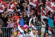 Wendy Holdener lässt sich an der Siegerehrung in Crans-Montana feiern. (Bild: Alessandro della Valle/KEY)
