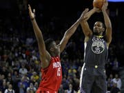 Clint Capela (im roten Dress der Houston Rockets) stellt sich Golden States Kevin Durant in den Weg (Bild: KEYSTONE/AP/BEN MARGOT)