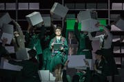 Auch in dieser Unterwelt gibt es kein glückseliges Vergessen. Euridice (Diana Schnürpel) als Supermarkt-Angestellte. (Bild: LT/Gregory Batardon)