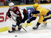 Colorado-Stürmer Sven Andrighetto (links) entwischt Nashville-Verteidiger Yannick Weber (Bild: KEYSTONE/AP/MARK HUMPHREY)