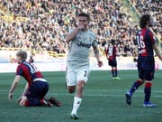 Paulo Dybala nach dem 1:0-Siegestor für Juventus in Bologna - mit seiner typischen Jubelgeste (Bild: KEYSTONE/EPA ANSA/GIORGIO BENVENUTI)