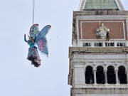Mit dem Volo dell'angelo (Engelsflug) auf den Markusplatz wird traditionell der Karneval in Venedig eröffnet. (Bild: KEYSTONE/EPA ANSA/ANDREA MEROLA)