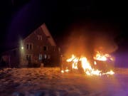 Vor dem Abbruchhaus bei Speicherschwendi brennt ein altes Auto. (Bild: FM1Today - 23. Februar 2019)