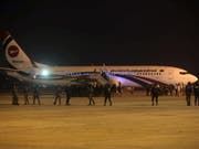Spezialkräfte der Armee und der Polizei umstellen auf dem Flughafen von Chittagong in Bangladesch ein entführtes Flugzeug. (Bild: KEYSTONE/EPA/STR)