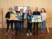 Die formelle Übergabe der Bilder an die kantonalen Ämter für Berufsbildung (rechts vertreten durch dessen Leiter Bruno Müller) und Sport (vertreten durch dessen Leiter Patrik Baumer). (Bild: PD - 22. Februar 2019)