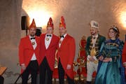 Stefan Obertüfer, Patrick Galli und Robert Martinez (von links) wurden Mitglieder des Neunerrats, während das Prinzenpaar Devis Laimbacher und Corinne Bürgler für eine Woche das Zepter der Stadt übernehmen. (Bild: Gianni Amstutz)