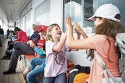 Schulkinder vergnügen sich auf einer Schulreise mit dem Schiff. (Symbolbild: Manuela Jans)