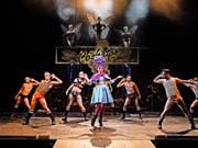 Das Musical bringt viel nackte Männerhaut und schräge Kostüme auf die Bühne. (Bild: Theater St. Gallen)