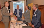 In angeregter Diskussion: (von links) Martin Bürgi, neuer Obwaldner Kantonsingenieur; Clemens Sidler, Vizepräsident TCS Obwalden; Norbert Patt, CEO Bergbahnen Engelberg-Trübsee-Titlis AG und Hubert Schumacher, Präsident TCS Obwalden. (Bild: Robert Hess, Sarnen, 22. Februar 2019)