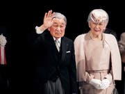 Der Japanische Kaiser Akihito und seine Frau, Kaiserin Michiko grüssen bei einer Zeremonie anlässlich des 30. Thronjubiläums das Publikum. (Bild: KEYSTONE/AP Pool SIPA/NICOLAS DATICHE)