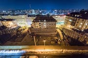 Das Haus Haldenstrasse 1/5 ragt auf einem Sandsteinsockel aus der Baugrube zwischen Wassergasse und Haldenstrasse. (Bild: Michel Canonica - 21. Februar 2019)