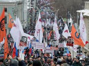 Tausende Menschen erinnern mit einem Marsch in moskau an den Mord des russischen Oppositionspolitiker Boris Nemzow. (Bild: KEYSTONE/AP/PAVEL GOLOVKIN)