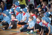 Viele kleine Schellen-Ursli warten auf ihren Einsatz.