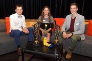 Drei der Geehrten: Noah Blöchlinger (Stellvertreter seiner Schwester Ronja), Serena Li Puma und Simon Ehammer (von links). (Bild: Erich Brassel)