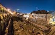 Das Haus Haldenstrasse 1/5 ist von drei Seiten von der grossen Baustelle umgeben. (Bild: Michel Canonica - 21. Februar 2019)