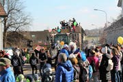 Kreative Wagensujets, maskierte und kostümierte Fasnächtler und viel Publikum begleiteten den Umzug. (Bilder: Andrea Häusler)
