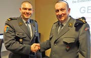 Präsident Swen Büchel (links) bedankt sich bei Divisionär René Wellinger für das aufschlussreiche Referat.(Bild: Hanspeter Thurnherr)