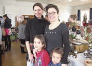 Patricia Chronis und Nadja Sennhauser inmitten «ihres» Wintermarktes. (Bild: PD)