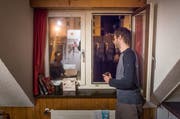 In der Wohngemeinschaft an der Haldenstrasse: In der Dunkelheit vor dem Fenster gähnt die grosse Baugrube. (Bild: Michel Canonica - 21. Februar 2019)