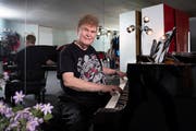 Peter Buser in seiner Ferienwohnung im liechtensteinischen Triesen. (Bild: Urs Bucher)