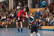 Der Stanser Roger Scherer (links) erzielt hier eines seiner sieben Tore gegen Birsfelden. Bild: Roger Grütter (Stans, 23. Februar 2018)