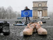 In Moldawien wird am heutigen Sonntag ein neues Parlament gewählt - die ehemalige Sowjetrepublik ist zwischen EU- und Russland-Anhängern hin- und hergerissen. (Bild: KEYSTONE/AP/VADIM GHIRDA)