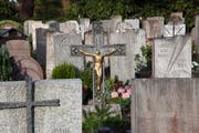 Grabkreuze auf dem Ostfriedhof in St.Gallen. (Bild: David Suter - 31. Oktober 2014)