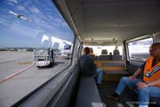 Ein Polizist begleitet einen Häftling, der in sein Heimatland zurückgeschafft wird, zum Flugzeug. Bild: Gaetan Bally/Keystone