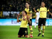 Mario Götze (Nummer 10) und Guerreiro nach dem dritten Tor der Dortmunder (Bild: KEYSTONE/EPA/FRIEDEMANN VOGEL)