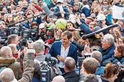 Im Mittelpunkt: Roger Federer rührt in Genf die Werbetrommel für den Laver Cup, der im September in der Palexpo-Halle stattfindet. (Bild: Salvatore Di Nolfi/KEY (Genf, 8. Februar 2019))