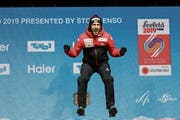 Killian Peier feiert die Bronzemedaille. Und hofft auf eine ähnliche Leistung auf der Normalschanze. (Bild: Srdjan Suki/EPA (Seefeld, 23. Februar 2019))