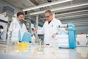 Kantonschemiker Mattias Fricker (links) und Mikrobiologielaborant Michel Schneider bei der Arbeit im modernen Labor des Amts für Verbraucherschutz in Steinhausen. (Bild: Maria Schmid, 21. Februar 2019)