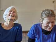 Die ältere Generation gewinnt laut einer Meldung der «NZZ am Sonntag» viel mehr Abstimmungen als die Jungen. (Bild: KEYSTONE/CHRISTOF SCHUERPF)
