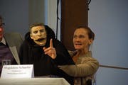 «Puppen sind direkt»: Magdalene Schaefer mit Alex. (Bild: Dieter Langhart)