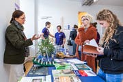 An den verschiedenen Ständen konnten sich die Besucher über die Berufe orientieren. Im Bild: Martine Cachin, Tierärztin und Homöopathin (links) im Gespräch mit Eva Sutter, Homöopathin, und ihrer Tochter Amy Sutter. (Bild: Patrick Huerlimann (Baar, 23. Februar 2019)