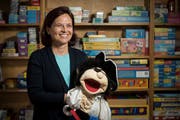Logopädin Gabriela Rassel mit der Handpuppe Tom. (Bild: Reto Martin)