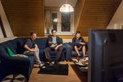 Yannick Keuker, Vincent Moix und Adam Stewart (von links) schauen in ihrer WG gemeinsam Fussball. (Bild: Michel Canonica - 21. Februar 2019)