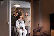 Mitten in der Stadt entsteht ein neuer (halb-)öffentlicher Ort: Das Haus zur Ameise. An der Augustinergasse 17 bauen derzeit (von links) Mario Milex Wyler, Claudia Schildknecht und Dominik Rüegg um. (Bild: Urs Bucher)