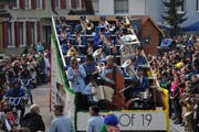 Mit Blas- und Volksmusik sowie Töfflifahrern machte die Musig Lenggenwil auf ihr sechstägiges Fest «Top of 19» aufmerksam.