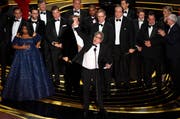 Der grosse Gewinner des Abends ist «Green Book» von Regisseur Peter Farrelly (Mitte). (Bild: Chris Pizzello / Keystone)