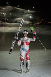 Aline Höpli vor dem beleuchteten Slalomhang. (Bild: Hanspeter Schiess)